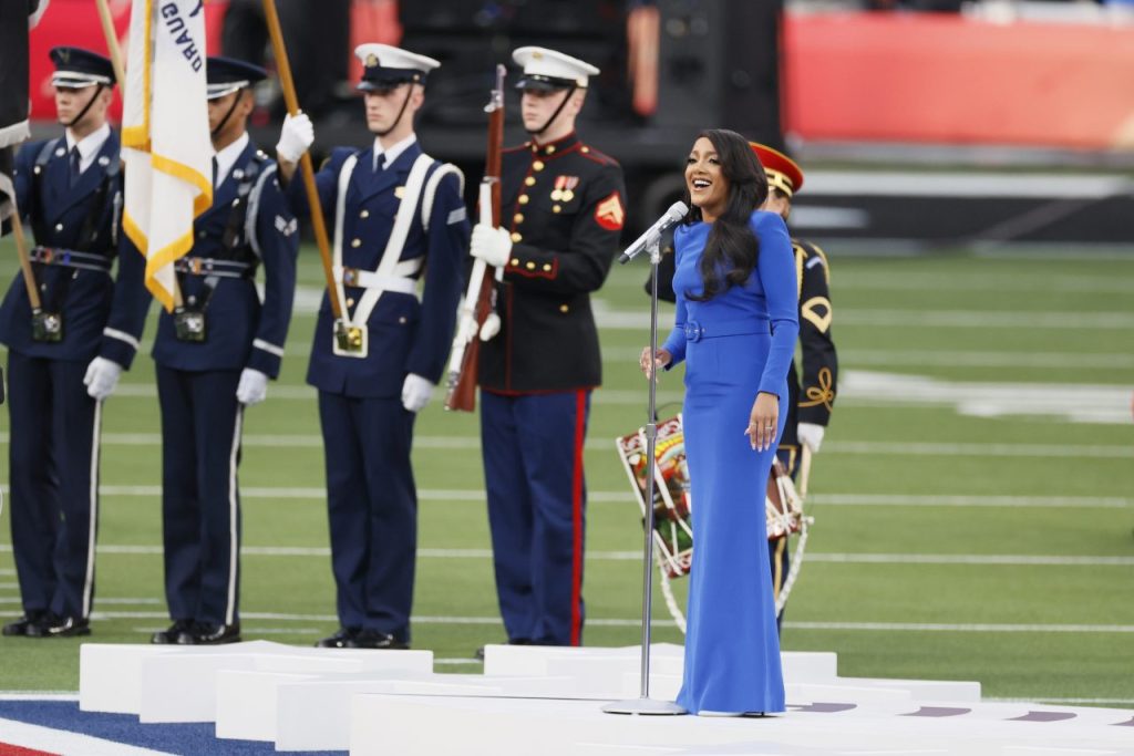 Jhené Aiko memulai Super Bowl 2022 dengan America the Beautiful, Mickey Guyton menyanyikan lagu kebangsaan