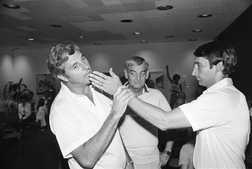 Bob Knight mengilustrasikan insiden yang menyebabkan penangkapannya di Puerto Rico pada 1979 kepada asisten pelatih saat itu Mike Krzyzewski.