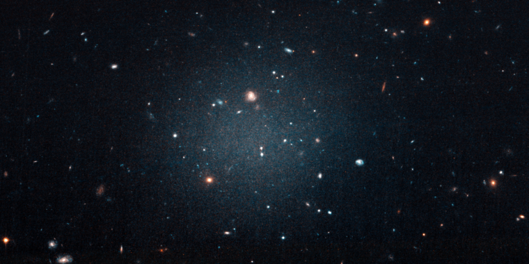 Dengan istirahat, para peneliti telah menemukan penjelasan untuk galaksi miskin materi gelap