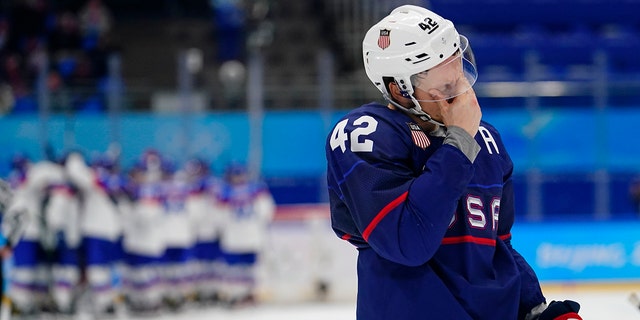 Pemain Amerika Serikat Aaron Ness (42) meninggalkan es saat para pemain Slovakia merayakan di belakangnya setelah pertandingan hoki perempat final putra mereka di Olimpiade Musim Dingin 2022 pada 16 Februari 2022 di Beijing.  Slowakia menang 3-2 lewat adu penalti.