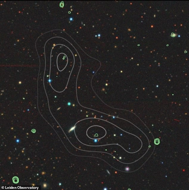 Alcyoneus (foto) telah diidentifikasi sebagai galaksi radio raksasa, berisi galaksi induk, bersama dengan pancaran dan lobus besar yang meletus dari pusatnya