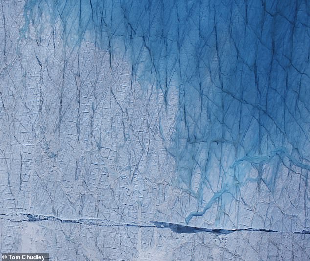 Tetapi banyak dari danau ini mengalir dengan cepat ke dasar, jatuh melalui retakan dan retakan besar yang terbentuk di es (foto)