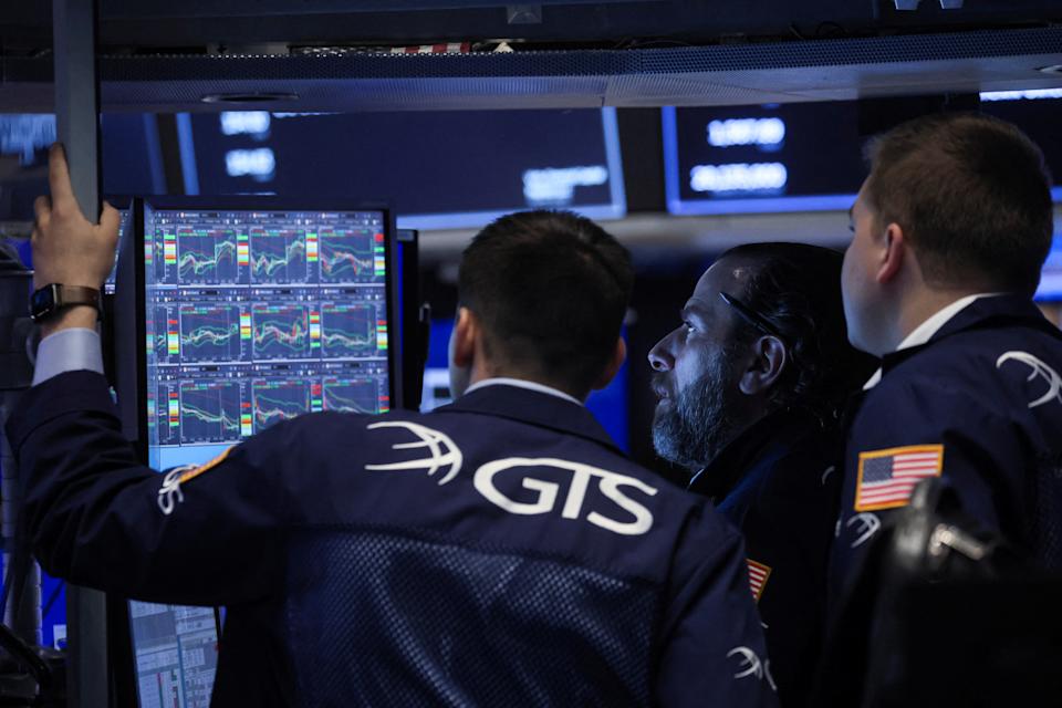 Pedagang bekerja di lantai New York Stock Exchange (NYSE) di New York City, AS, 15 Februari 2022. REUTERS/Brendan McDermid
