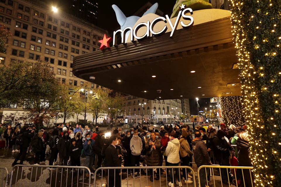 Orang-orang mengantre di Macy's sebelum penjualan Black Friday di wilayah Manhattan, New York City, New York, Amerika Serikat, 26 November 2021. REUTERS/Gina Moon - referensi - tanggal yang benar