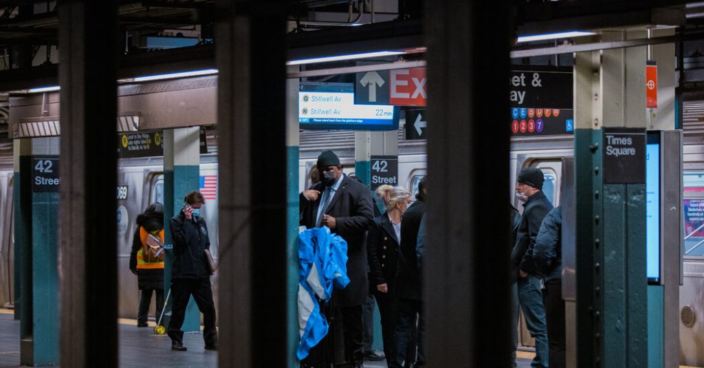Kereta bawah tanah akan menguji pintu peron di 3 stasiun