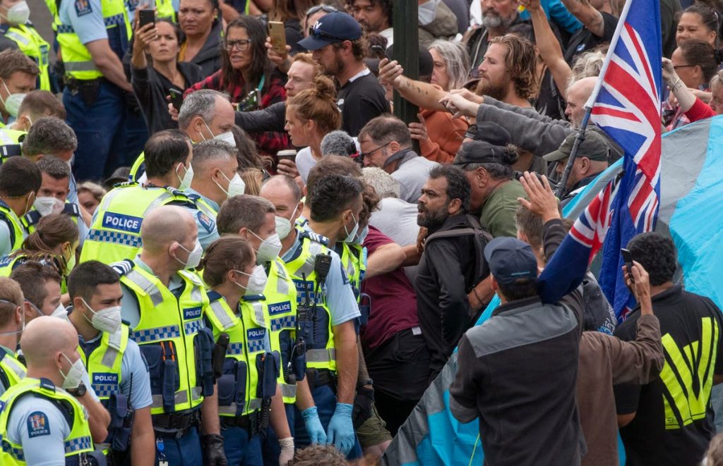 Otoritas Selandia Baru dan pengunjuk rasa "Caravan for Freedom" berebut nada
