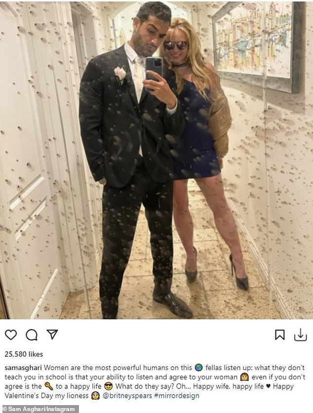 Sangat imut: Dia sering menyebutnya sebagai 'istrinya' di Instagram, yang membuatnya tidak jelas apakah pasangan yang bertunangan itu benar-benar berjalan menuju altar.  Dan pada hari Senin, Sam Asgari berbagi foto dirinya dengan Britney Spears, 40, mengambil selfie lucu di cermin, menyebutnya lagi sebagai 'istrinya'.
