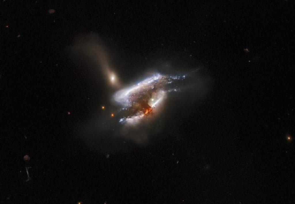 Tiga galaksi saling mengobrak-abrik dalam gambar Teleskop Hubble baru yang menakjubkan ini