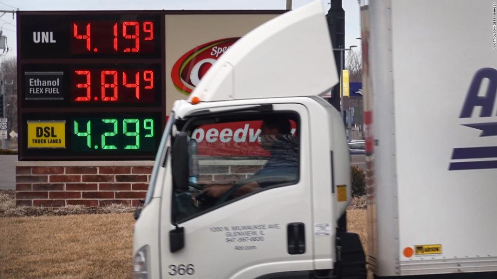 Gas mencapai $ 4 per galon untuk pertama kalinya sejak 2008