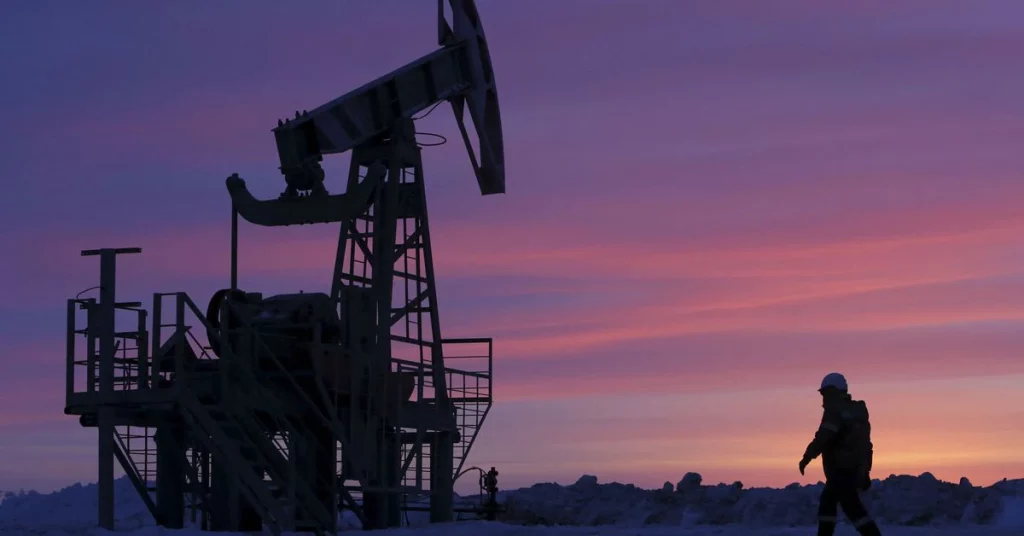 Minyak turun 5%, mendingin dari kenaikan kejutan minyak Rusia