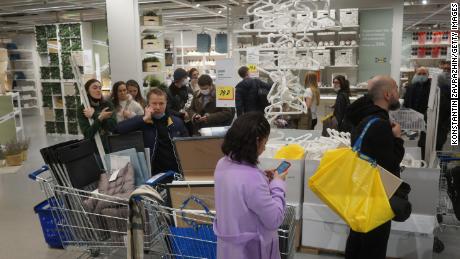 Pembeli mengantre untuk membayar pembelian mereka di toko IKEA pada 3 Maret 2022 di Moskow.