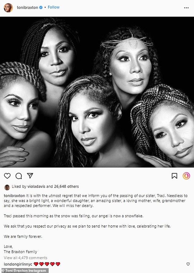 Memilukan: Saudara perempuan Tracy, Toni Braxton, membagikan berita sedihnya dalam sebuah postingan Instagram pada Sabtu pagi yang menampilkan foto hitam putih saudara perempuannya.
