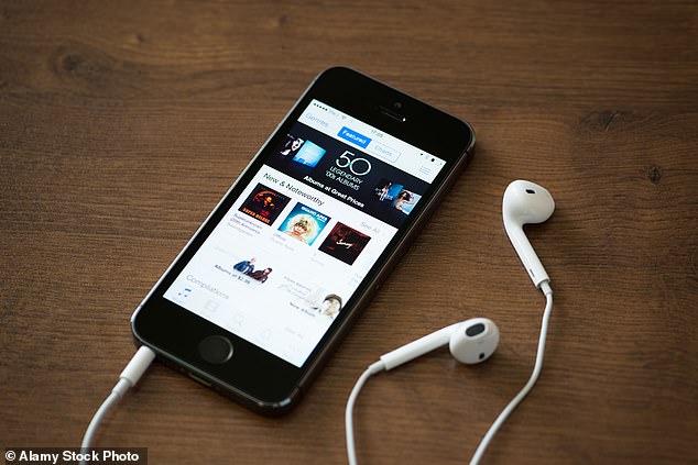 Sejak 2020, Apple telah menagih pelanggannya £ 19 untuk steker atau earbud baru.