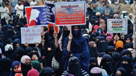 Protes hijab menyebar di India karena gadis-gadis menolak untuk diberi tahu apa yang tidak boleh dipakai