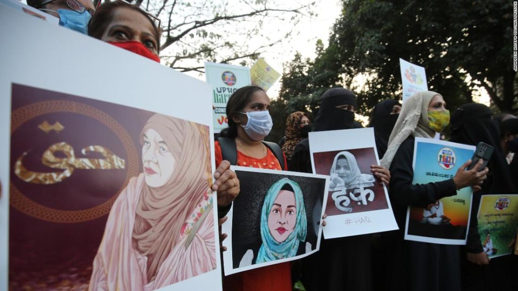 Hukum jilbab di India: Pengadilan menegakkan larangan Karnataka yang menyebabkan bentrokan agama