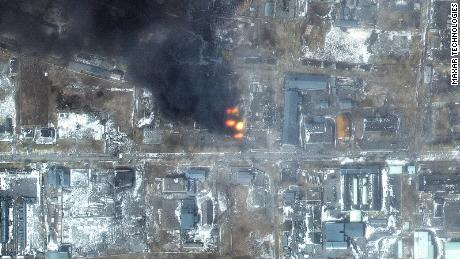 Citra satelit ini menunjukkan kebakaran di kawasan industri di bagian barat Mariupol pada 12 Maret.
