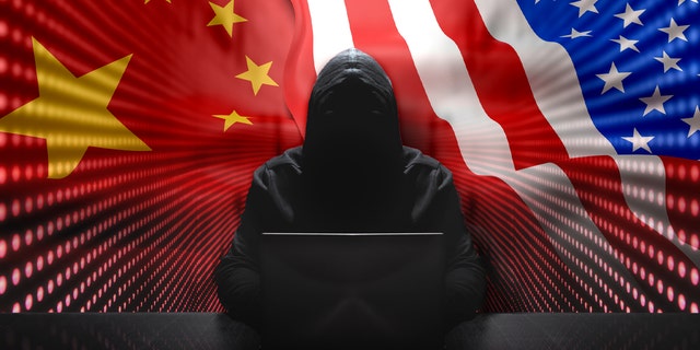 Peretas anonim di depan komputernya dengan latar belakang dinding lampu merah Peretas anonim mengenakan hoodie hitam dengan laptop di depan latar belakang ikon dengan konsep keamanan siber aliran biner.