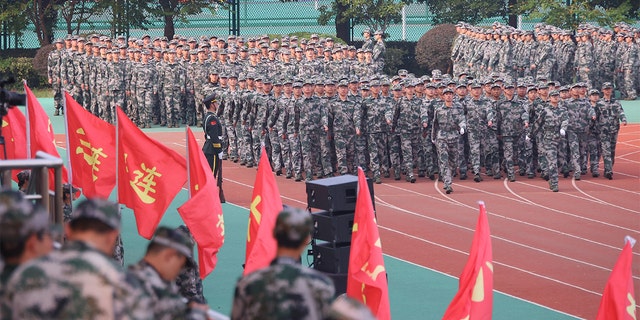 Mahasiswa baru mengikuti pelatihan militer di Southeast University pada 22 Oktober 2021 di Nanjing, Provinsi Jiangsu, China.