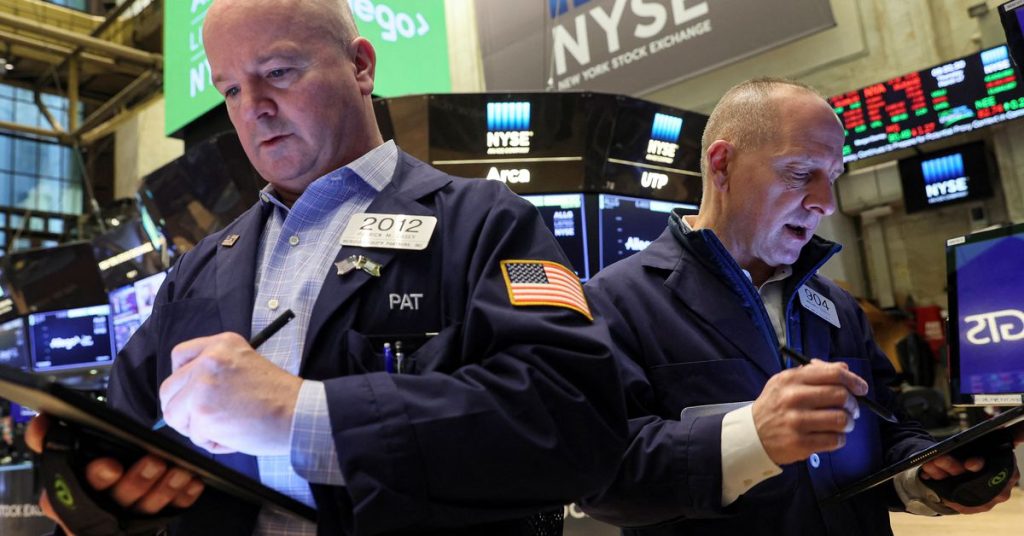 Wall Street ditutup lebih tinggi karena kekhawatiran tentang default oleh Federal Reserve dan Rusia surut