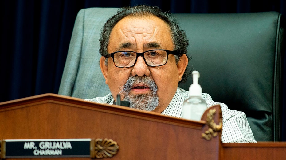 Ketua Komite Sumber Daya Alam DPR Raul Grijalva, R-Arizona, memberikan pernyataan penutup selama sidang Komite Sumber Daya Alam DPR di Capitol Hill di Washington, D.C., pada 29 Juni 2020 (Foto oleh Bonnie Cash/Paul/AFP via Getty Images) )