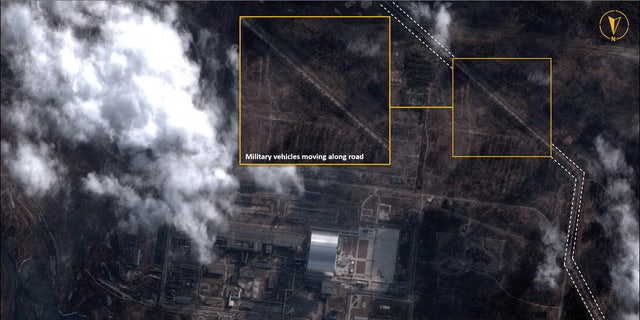 Gambar satelit dengan grafik overlay menunjukkan kendaraan militer di sebelah pembangkit listrik tenaga nuklir Chernobyl, di Chernobyl, Ukraina pada 25 Februari 2022. 