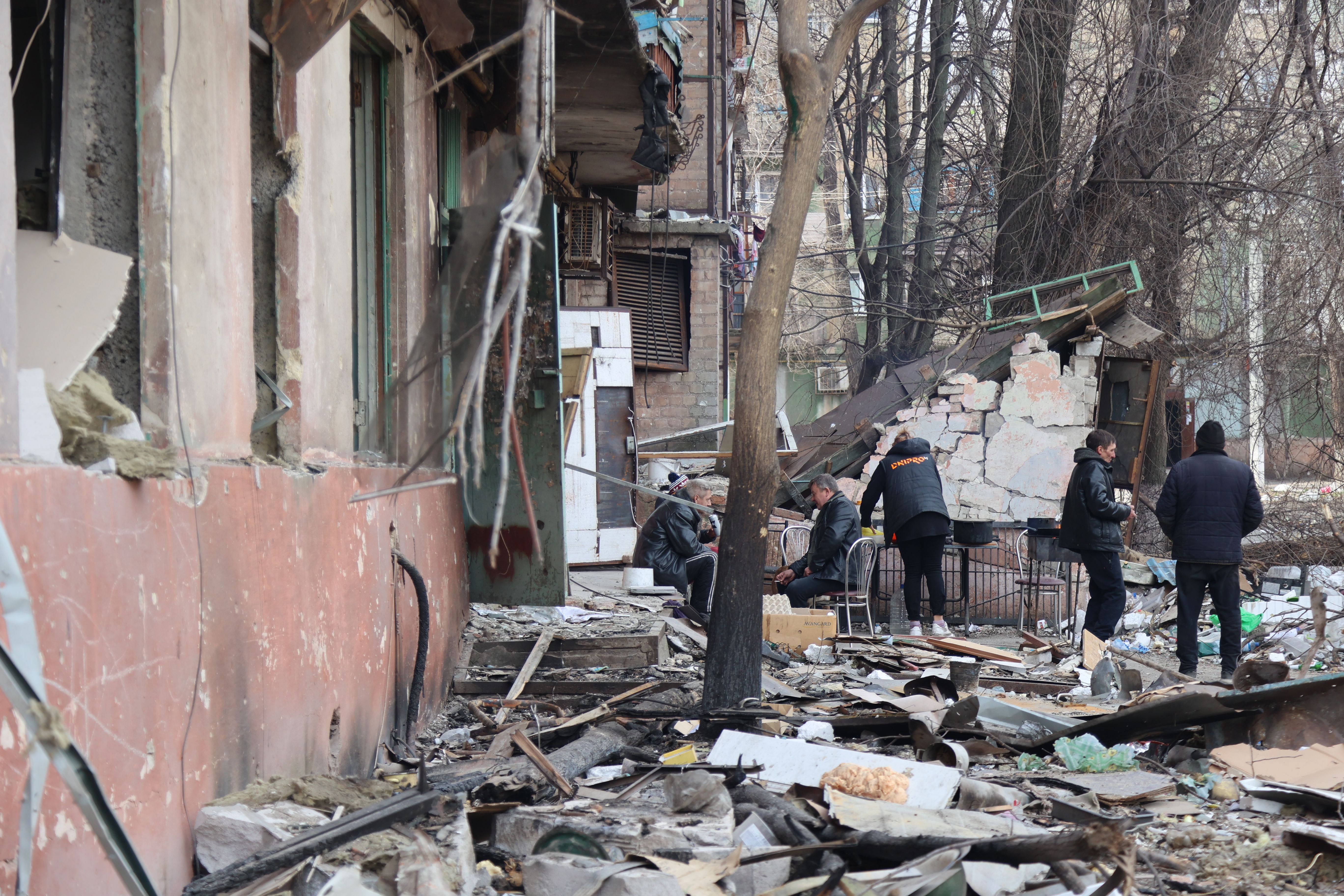     Pemandangan bangunan dan kendaraan yang rusak setelah pemboman kota Mariupol di Ukraina, yang berada di bawah kendali tentara Rusia dan separatis pro-Rusia, pada 29 Maret.