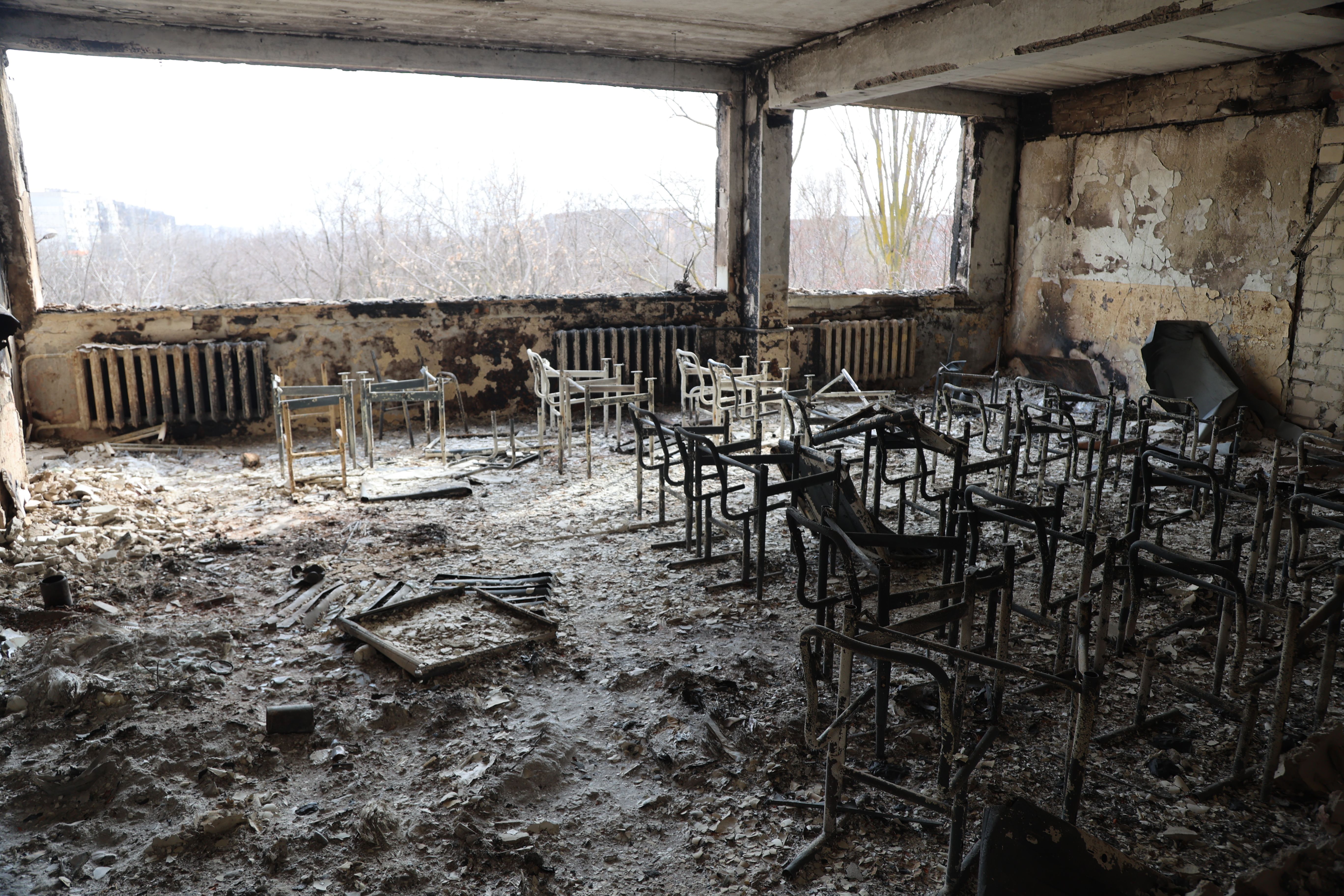     Pemandangan sekolah yang rusak setelah pemboman kota Mariupol di Ukraina, yang berada di bawah kendali tentara Rusia dan separatis pro-Rusia, pada 29 Maret.