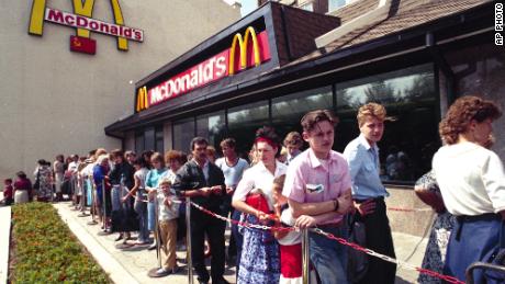 Orang Rusia mengantre di luar restoran cepat saji McDonald's di Moskow pada tahun 1990. 