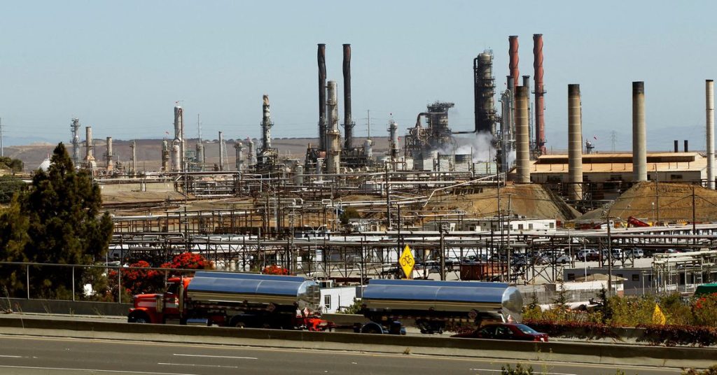 Chevron mulai mengganti pekerja menjelang pemogokan kilang California