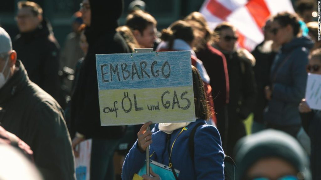 Eropa berbicara tentang bergabung dengan embargo minyak Rusia