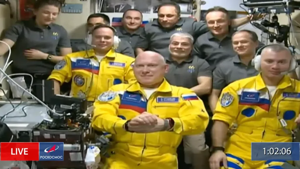 Kosmonot Rusia tiba di Stasiun Luar Angkasa Internasional dengan warna bendera Ukraina