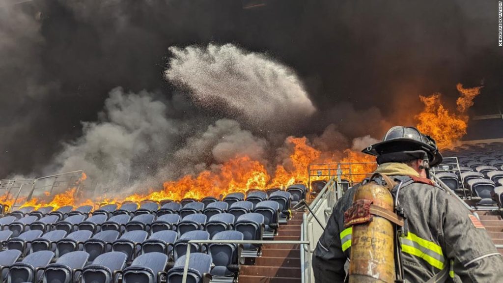 Kursi Stadion Denver Broncos, Area Sayap Terbakar Dalam 'Api Besar'