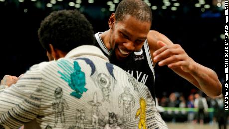 Kevin Durant dan Kyrie Irving berpelukan setelah kemenangan bersih atas Knicks.