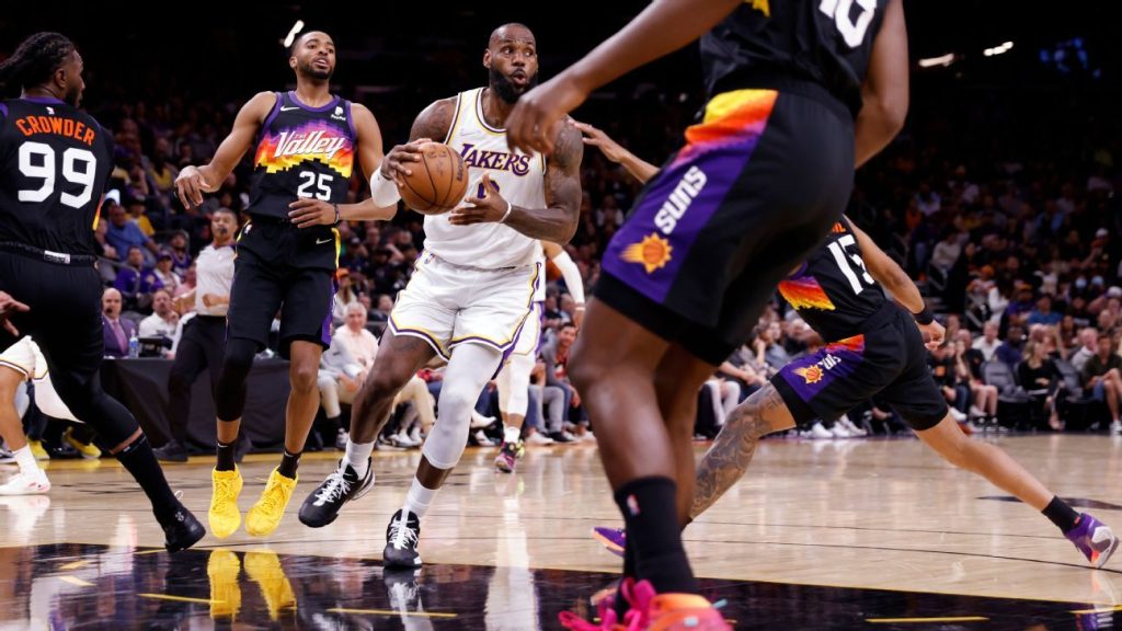LeBron James dari Lakers menjadi pemain pertama dalam sejarah NBA yang mencapai 10.000 poin, rebound, dan assist