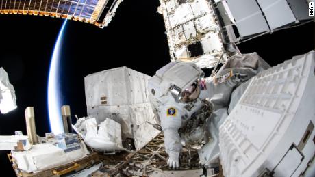 Astronot NASA melakukan perjalanan luar angkasa untuk menyediakan peningkatan daya stasiun luar angkasa