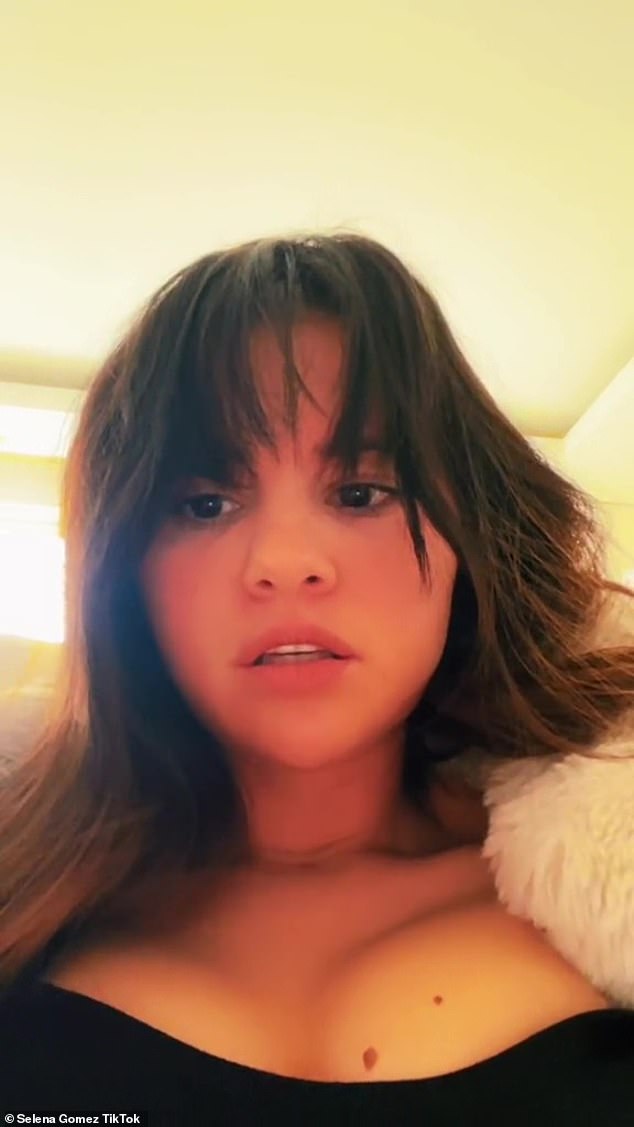 Selena Gomez mengolok-olok kehidupan cintanya saat dia menunjukkan belahan dada dan poninya di video
