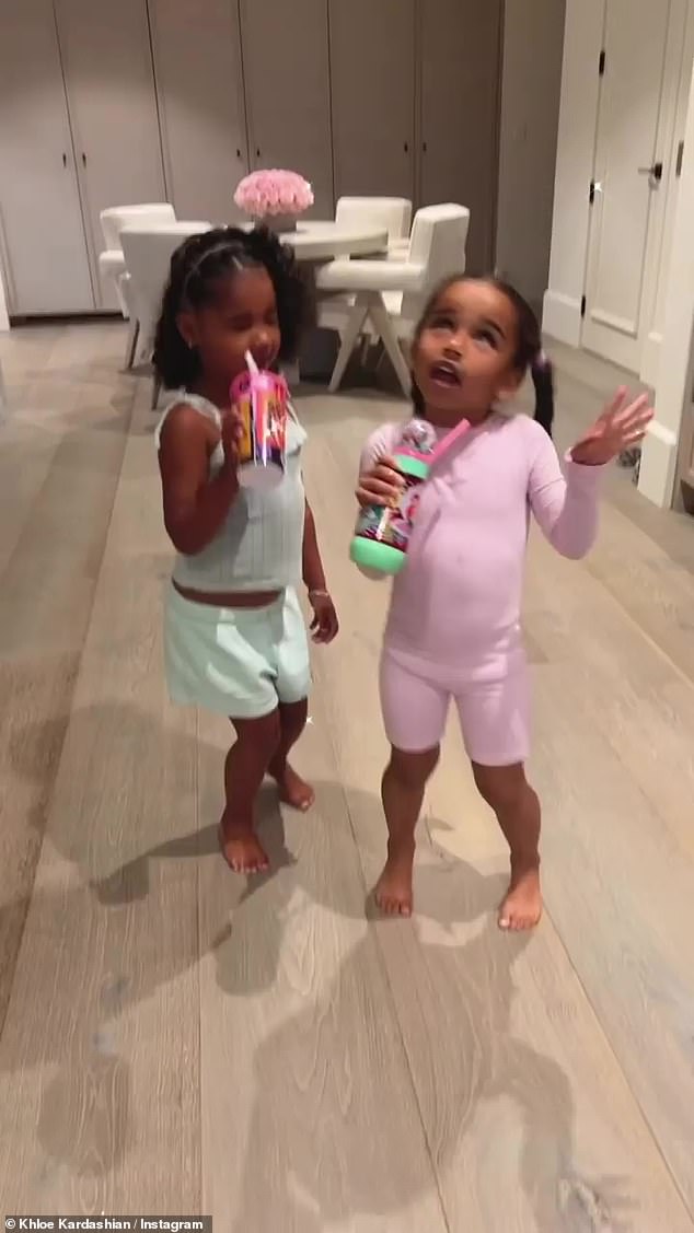 TEMAN TERBAIK: Gadis-gadis bernyanyi dengan luar biasa dengan lagu Barbie Girl 1997 Aqua, menggunakan mug merah muda dan hijau mereka sebagai mikrofon saat mereka bergerak di ruang makan