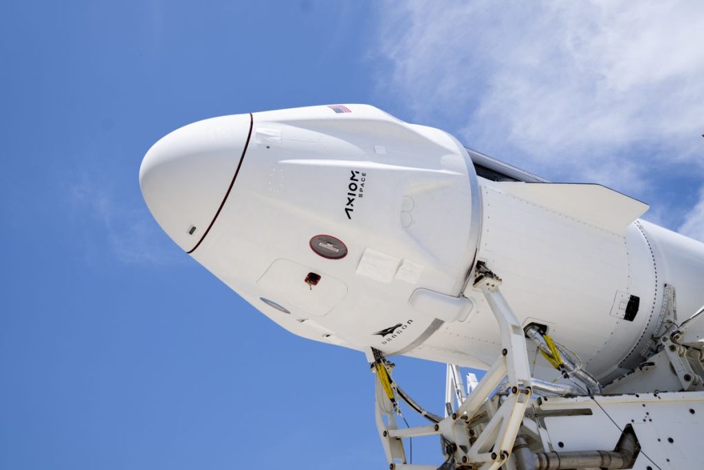 SpaceX meluncurkan roket Falcon 9 dan kapsul Dragon ke landasan peluncuran astronot Ax-1 (foto)