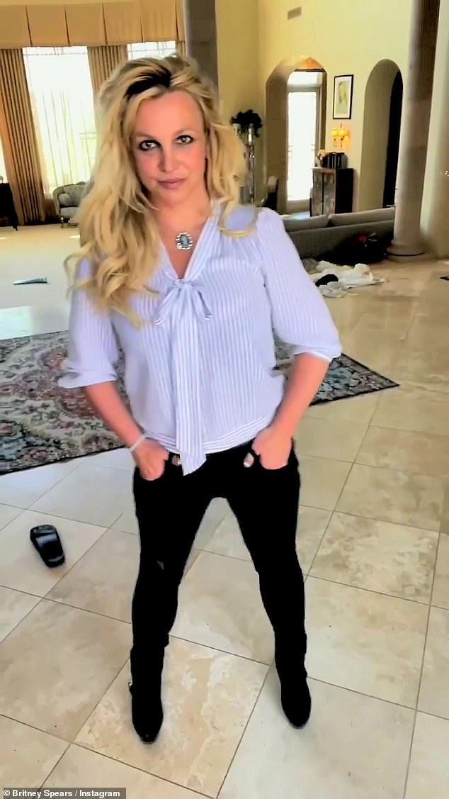 Terbaru: Britney Spears, 40, pada hari Selasa turun ke Instagram untuk melihat halaman seni dari sebuah buku yang diperolehnya saat berada di Meksiko, dan mengomentari pertempuran yang sedang berlangsung dengan keluarganya.  Dia terlihat awal pekan ini dalam sebuah snapshot di Instagram dari rumahnya di California Selatan