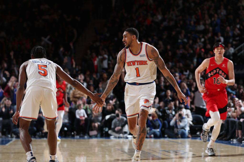 Obi Tobin dan Emmanuel Quickli Tharpa dalam kemenangan Knicks atas Raptors