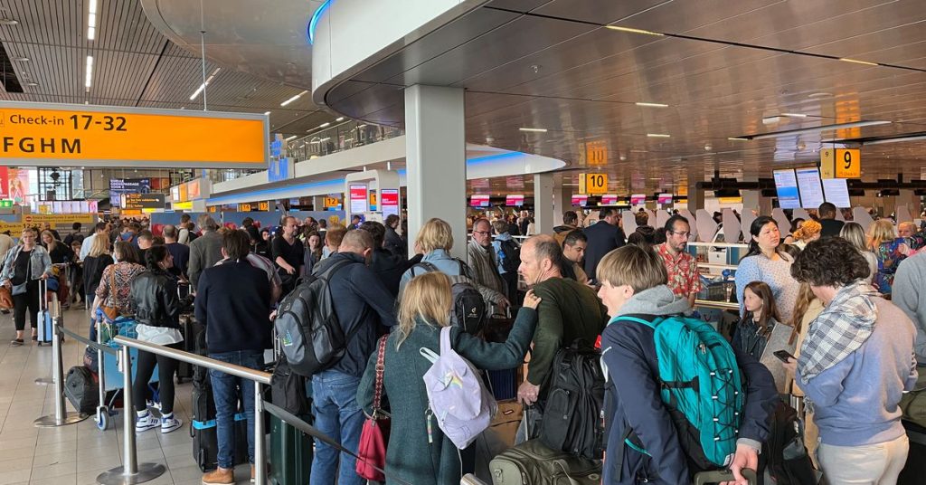 Pemogokan menyebabkan kekacauan di bandara Amsterdam saat liburan dimulai