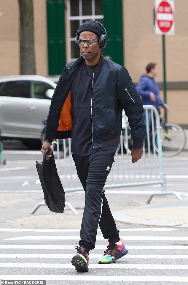Pindah: Chris Rock terlihat termenung saat berada di NYC... Will Smith melakukan perjalanan ke India