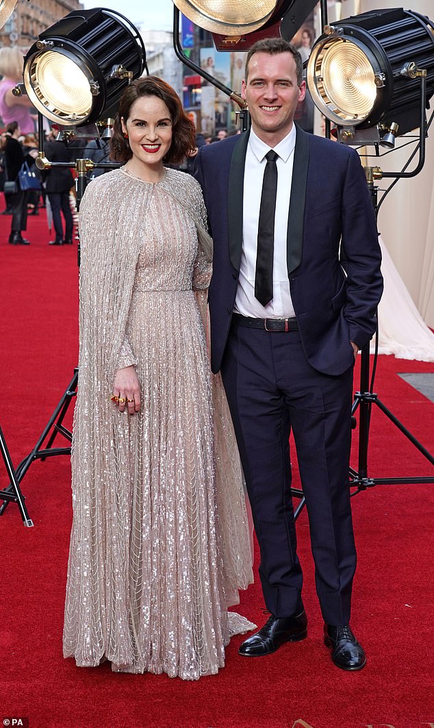 Debut Karpet Merah: Pasangan yang bertunangan sebelumnya muncul di karpet merah sebagai pasangan yang bertunangan di pemutaran perdana Downton Abbey: A New Era di Leicester Square.