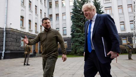 Dalam foto yang disediakan oleh Kantor Pers Kepresidenan Ukraina, Presiden Ukraina Volodymyr Zelensky, kiri, menyambut Perdana Menteri Inggris Boris Johnson di Kyiv.