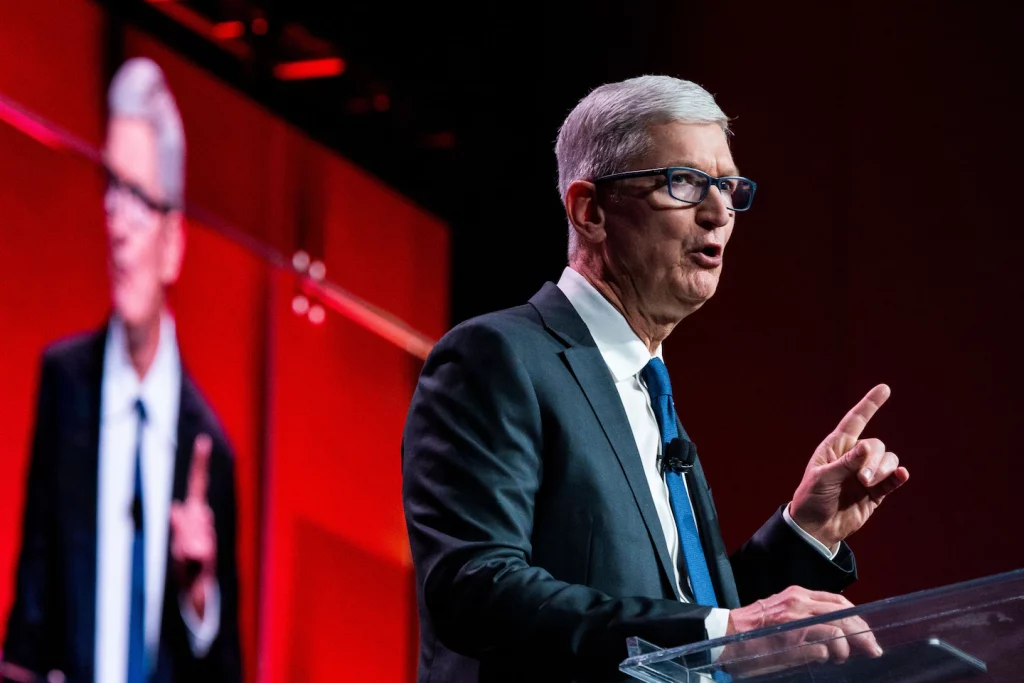 CEO Apple Tim Cook berjuang dengan upaya untuk mengatur App Store dengan alasan privasi