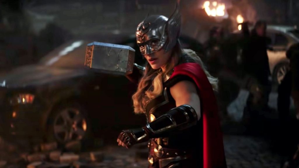 Film Thor: Love and Thunder yang menampilkan Jane Foster dari Natalie Portman mengambil palu