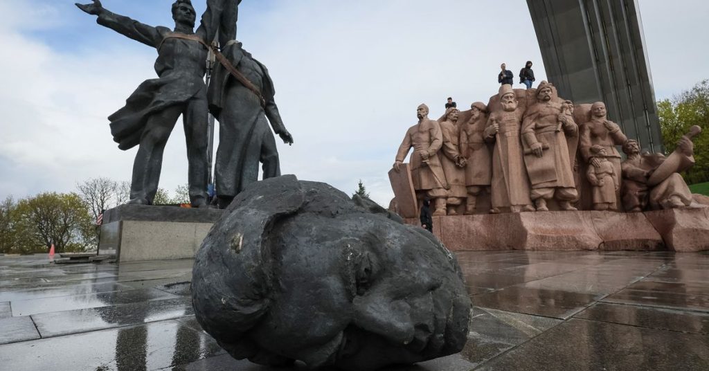 Kyiv menghancurkan monumen era Soviet yang melambangkan persahabatan Rusia-Ukraina