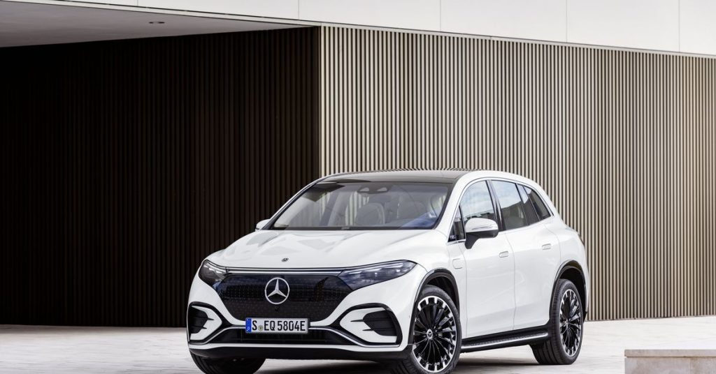 Mercedes-Benz mengumumkan SUV EQS, mobil sport listrik pertamanya di AS