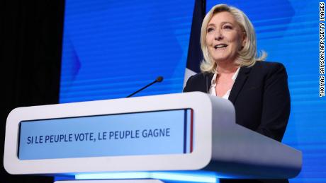 Marine Le Pen berbicara kepada para pendukungnya pada hari Minggu setelah putaran pertama pemilihan presiden Prancis.