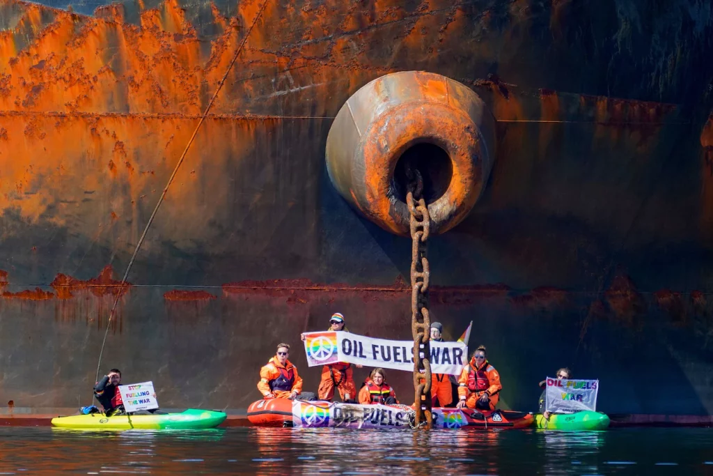 Pengunjuk rasa Greenpeace Ukraina mengikat kayak ke kapal tanker minyak Rusia